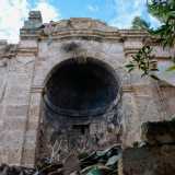 A dominare l�impianto si trova una grande nicchia ad arco semicircolare in pietra arricchita da pilastrini architravati. Al suo interno un tempo fuorisciva acqua limpida dalla bocca di un angioletto riccioluto